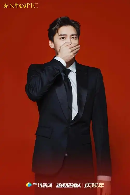 李易峰用pose送上新年最诚挚的祝福 2021大家易起牛气冲天