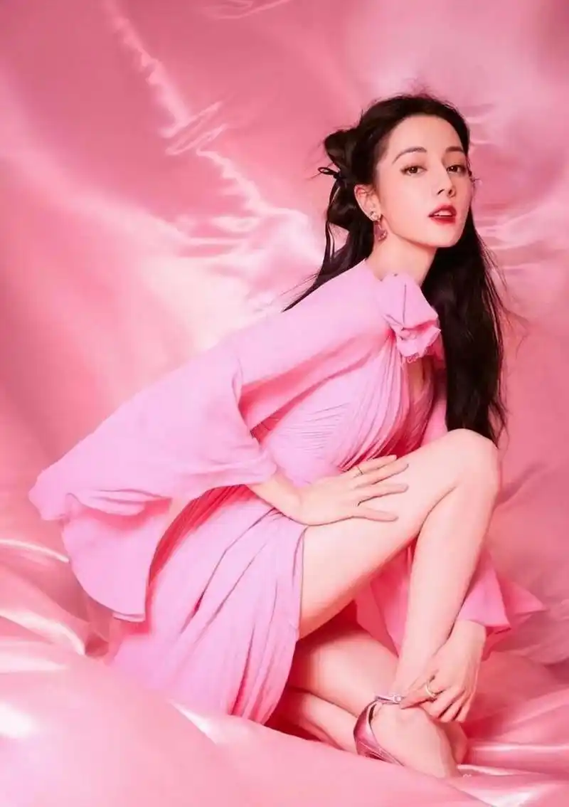 迪丽热巴近日录制《你好星期六》节目,一组写真照片展现了她的绝美