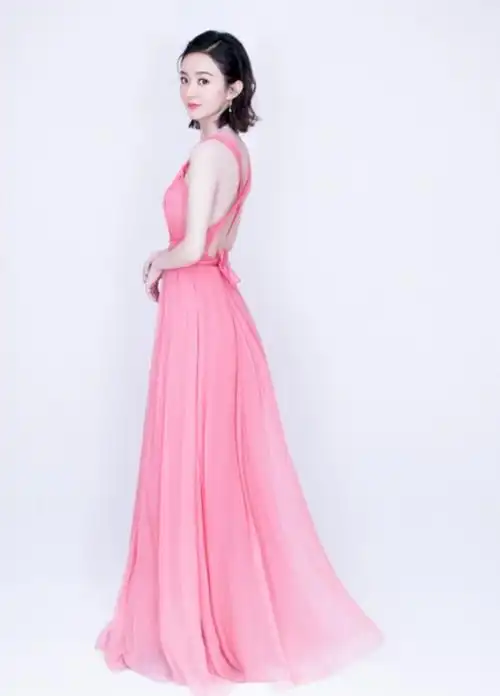 也不能遮住她的绝世的美貌,赵丽颖身穿粉红色连衣裙!