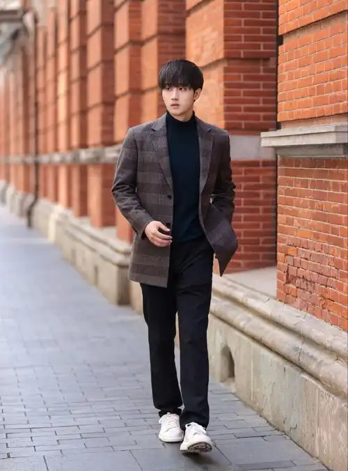 在这初冬来袭,时尚装备自然不能少,今天我就为大家试穿与montagut男装