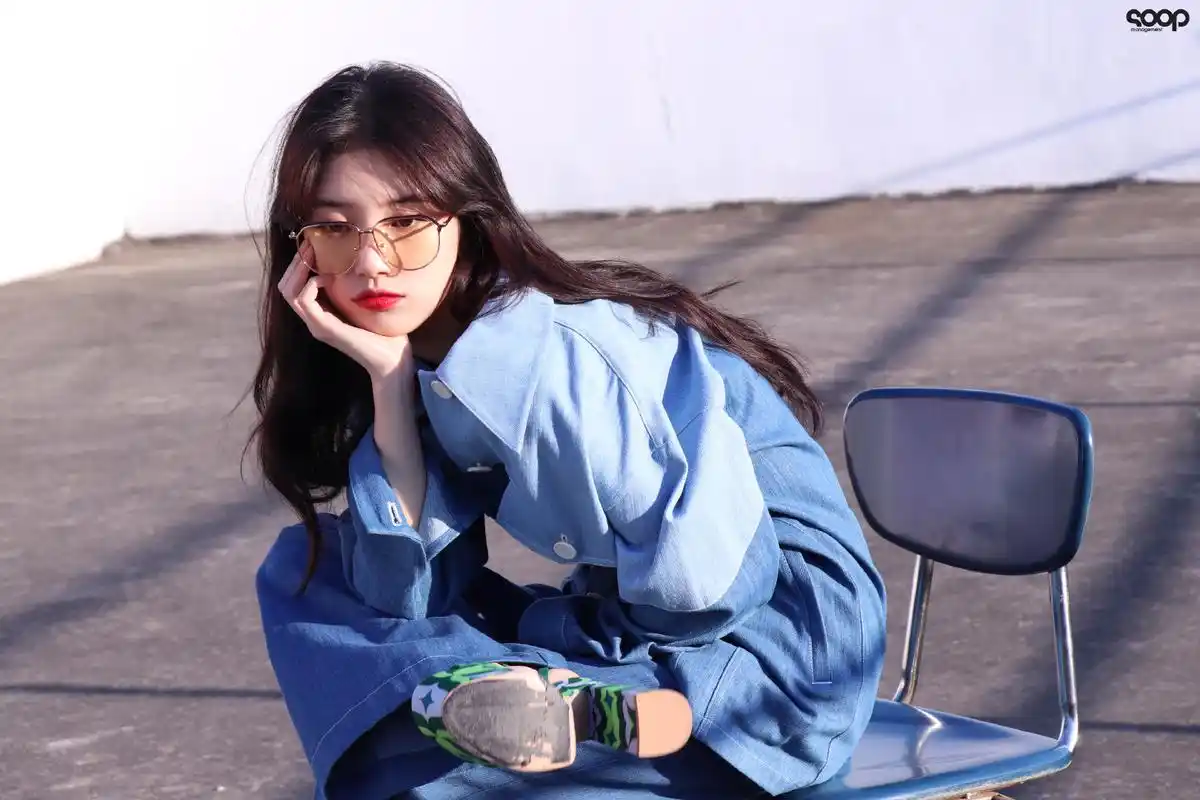 "国民初恋"裴秀智的皮衣&牛仔,小仙女变身酷girl