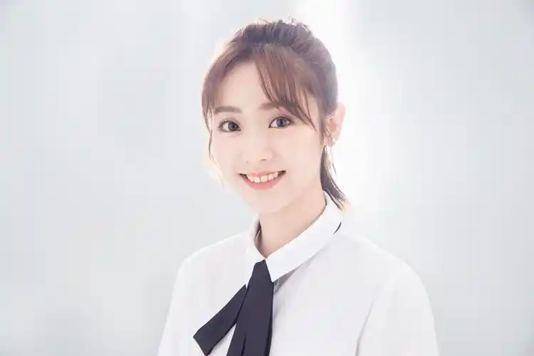 邢菲白衬衫写真青春力爆棚 清甜笑颜活力气质满分