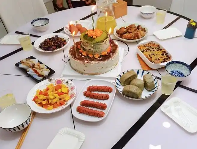 整桌全手工美食,重点是一起做的生日蛋糕好棒