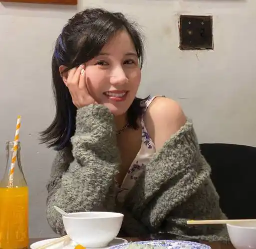 王雨馨的文案中也透露出了她最近一心都扑在工作事业上的状态,她称