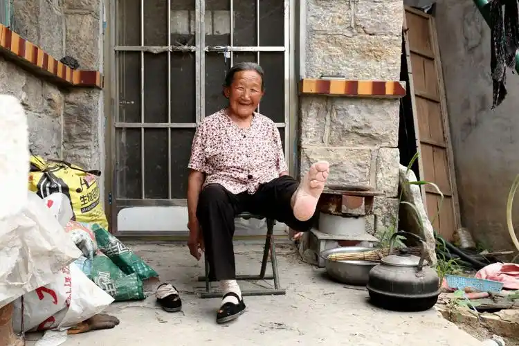 一位农村小脚老太太的日常