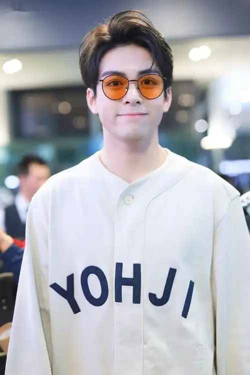 曾舜晞穿白色宽松外套配白色运动裤现身笑容灿烂打扮时尚休闲