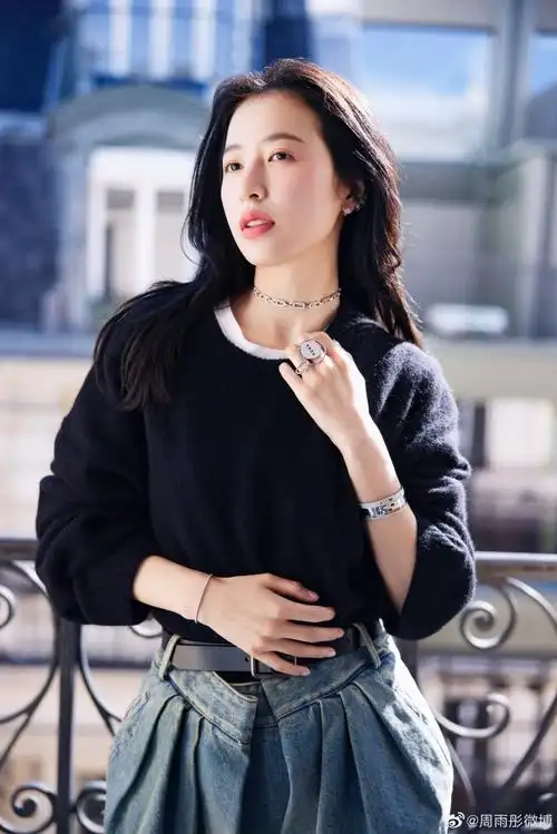 周雨彤分享巴黎天台随拍