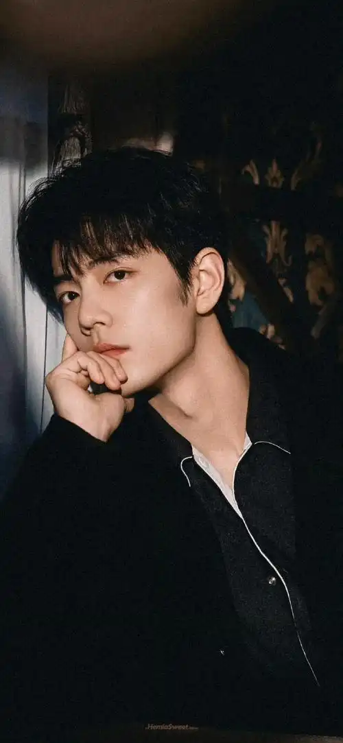 肖战米兰时装周##米兰时装周##肖战机场大声维持秩序