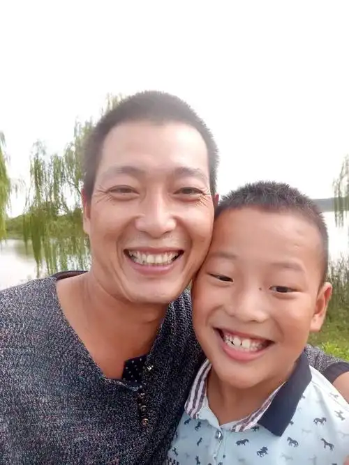 看,我和爸爸笑得多开心!