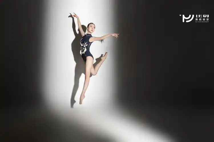 second动作二甩手倒头撩后腿first动作一点击全屏查看视频,效果更佳