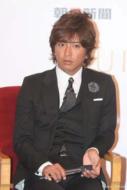 木村拓哉与妻子工藤静香罕见同框,十指紧扣超恩爱,力破婚变传闻