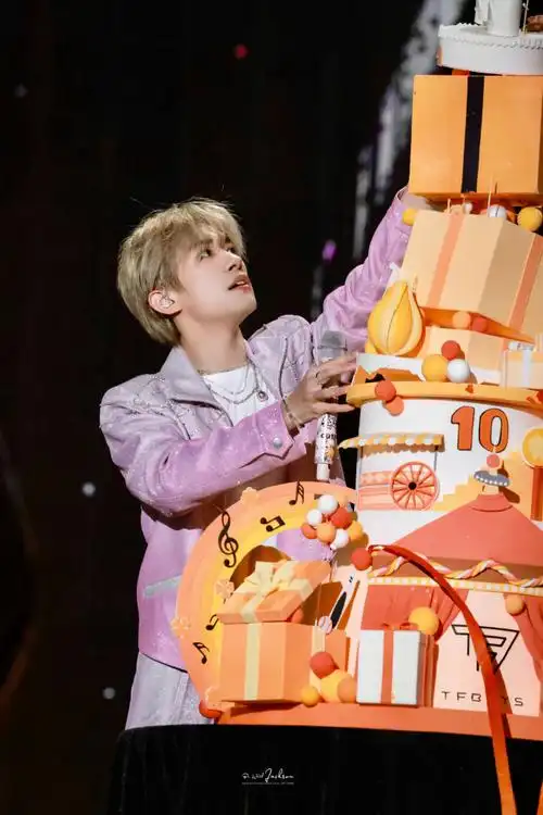 易烊千玺又染金发了