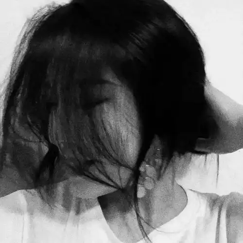 【微信头像】女半身黑白