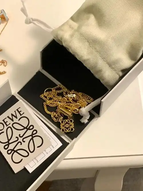 购物分享loewe罗意威小月饼项链04