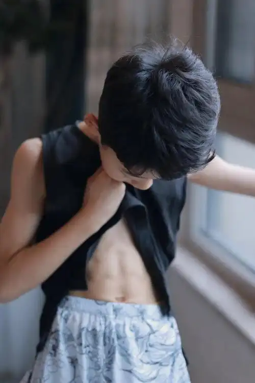 女生练六块腹肌?简单秘籍!