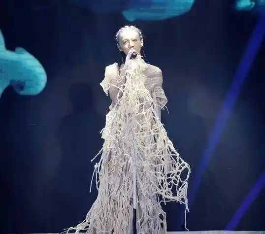 明日之子1:周震南穿着女装上场,王竟力把渔网穿成了婚纱?