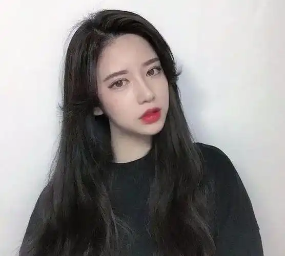 长圆脸适合的发型,请问发量多,发质硬,有点沙发,圆脸适合什么样的发型