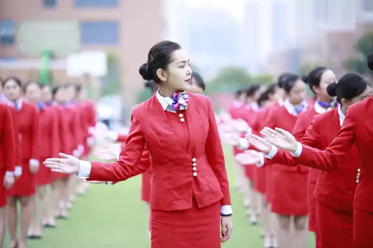 高校独创礼仪操02021000名空姐空少齐跳场面壮观