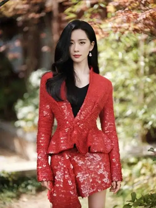 刘诗诗散发狐妖魅力大红色亮片西装搭小短裙不扮温婉很冷艳