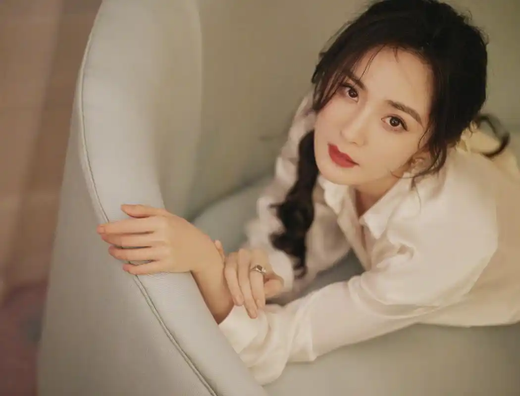 杨幂昨晚直播写真图集 白色丝绸质感长裙优雅格调,丝巾低马尾拿捏最新