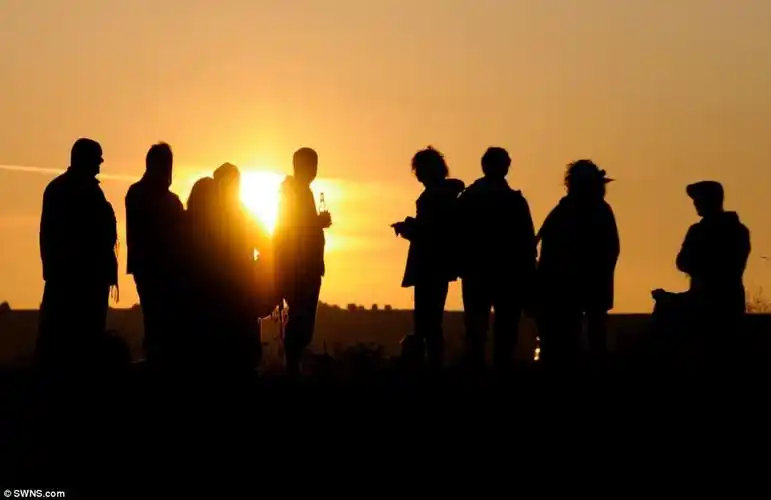 晚上十点二十六,从实验室出来,一看手机,洗澡没戏了,晾在窗台外面的