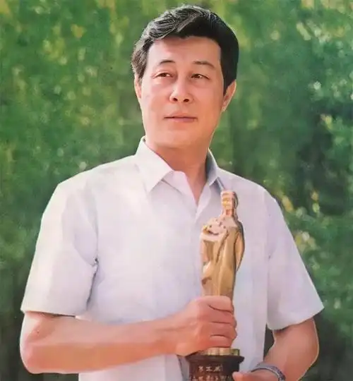 王心刚:与妻子恩爱一生,儿女已成亿万富翁,他却只想做普通老头_网易