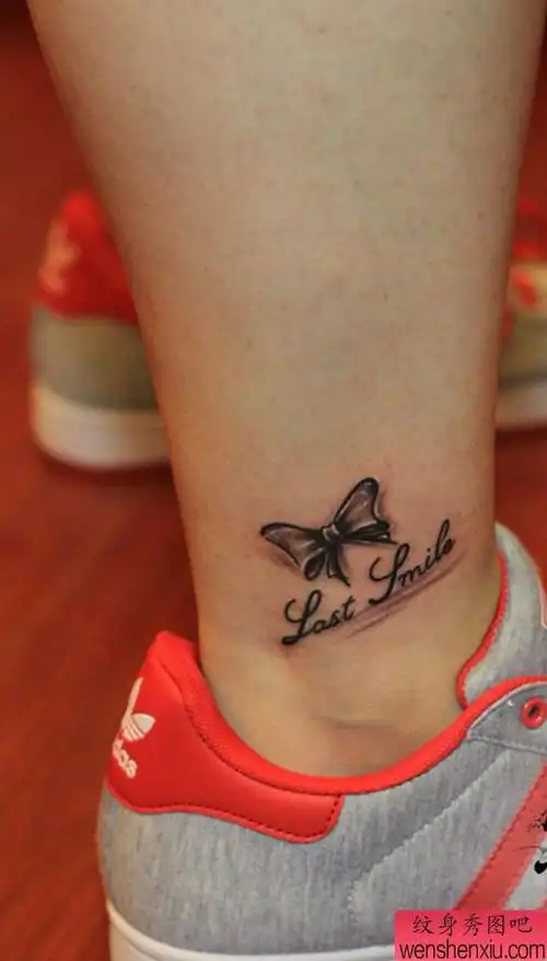 一幅脚踝蝴蝶结纹身图案