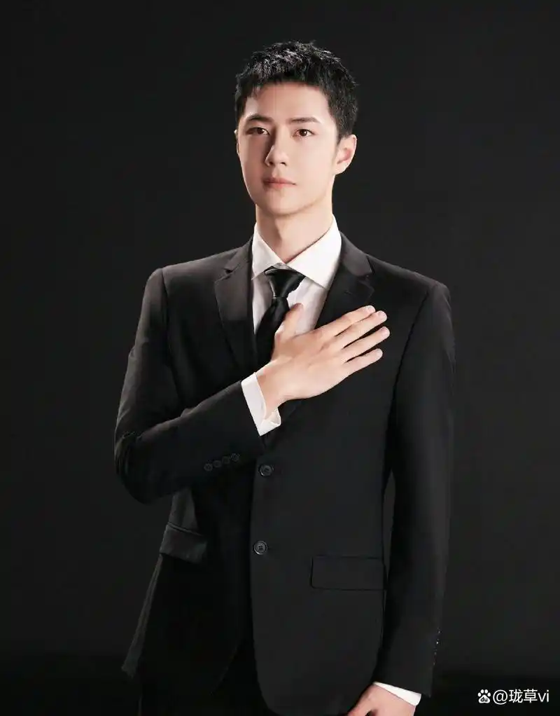 王一博禁毒宣传片新造型,短发寸头黑西装帅气