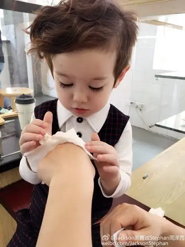 《放开我北鼻》的中美混血宝宝,萌娃jackson周嘉诚,帅气不失可爱的男