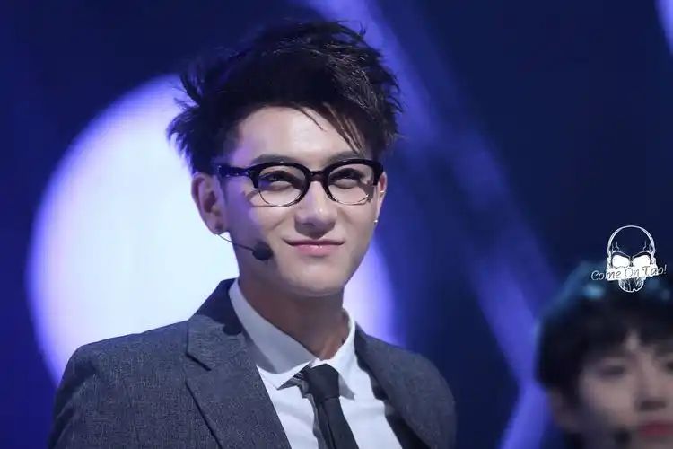 growl黄子韬某次打歌舞台一张超萌的戴黑框眼镜校服高清照有人有咩?