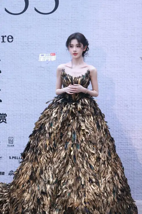 鞠婧祎受邀出席glass杰作大赏,身着yumi katsura特别定制金羽礼服亮相