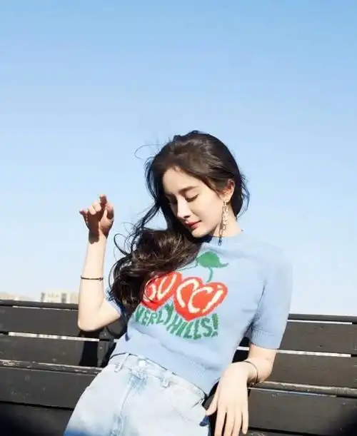 杨幂仗着有大长腿穿洞洞鞋配长袜子意外时髦好看呢