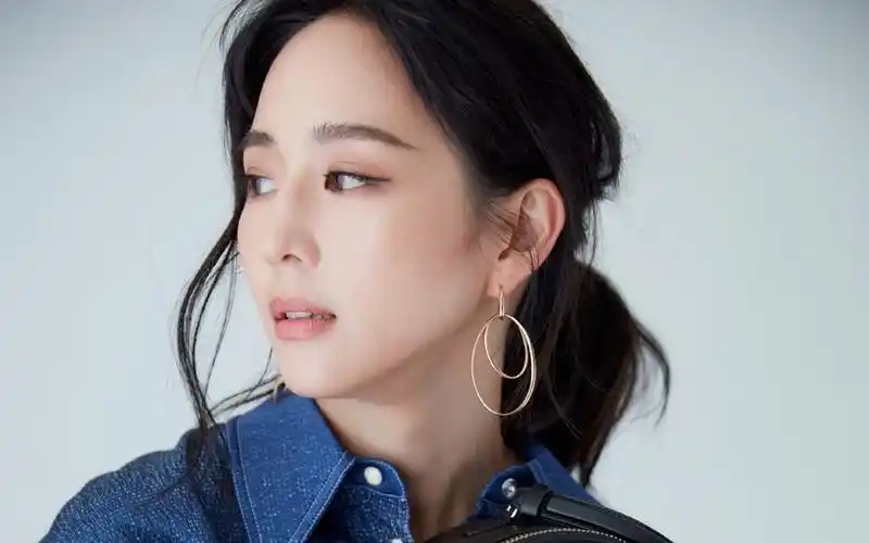 张钧甯休闲时尚写真桌面壁纸