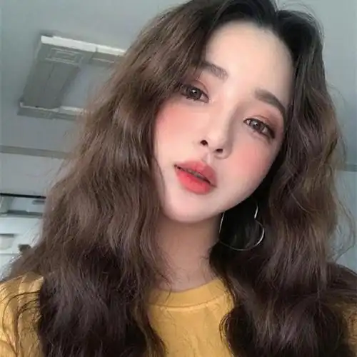 中分长卷发绝对是一款女神范十足的发型,不管谈什么卷都有它独特的美