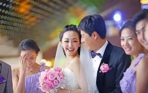 演员于震:与方柏霓离婚后,再娶小13岁娇妻,婚后生三子幸福美满