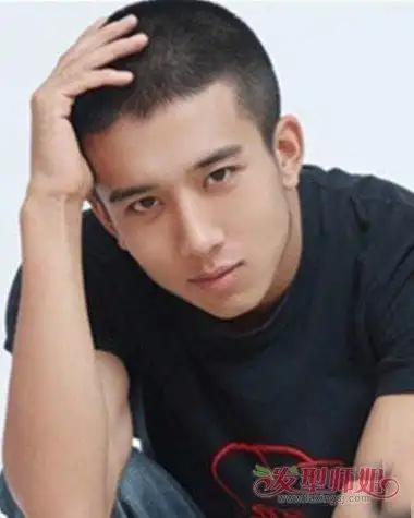 今秋男生怎么剪寸头显帅气好看 潮男剪短寸头恰同学少年正青春_发型
