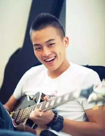 简而言之就是发型留得跟子弹似的,头顶尖尖的,其实发质硬也非常适合留