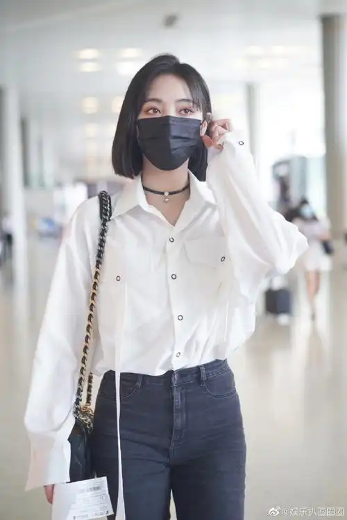 许佳琪上海机场饭拍~今天是白色衬衫 黑色牛仔裤,魅力十足,元气满满