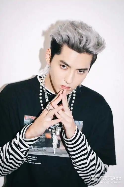 吴亦凡的mullet发型不论正装还是嘻哈都完美驾驭