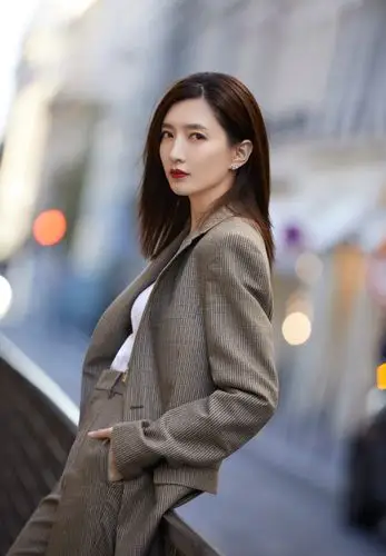 江疏影终于穿西装了,搭配低扎发干练又有高级感,早该这样穿了