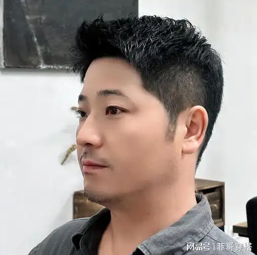 上了年纪的男人,这4种发型要避开,不是显老就是扮嫩,谁留谁丑