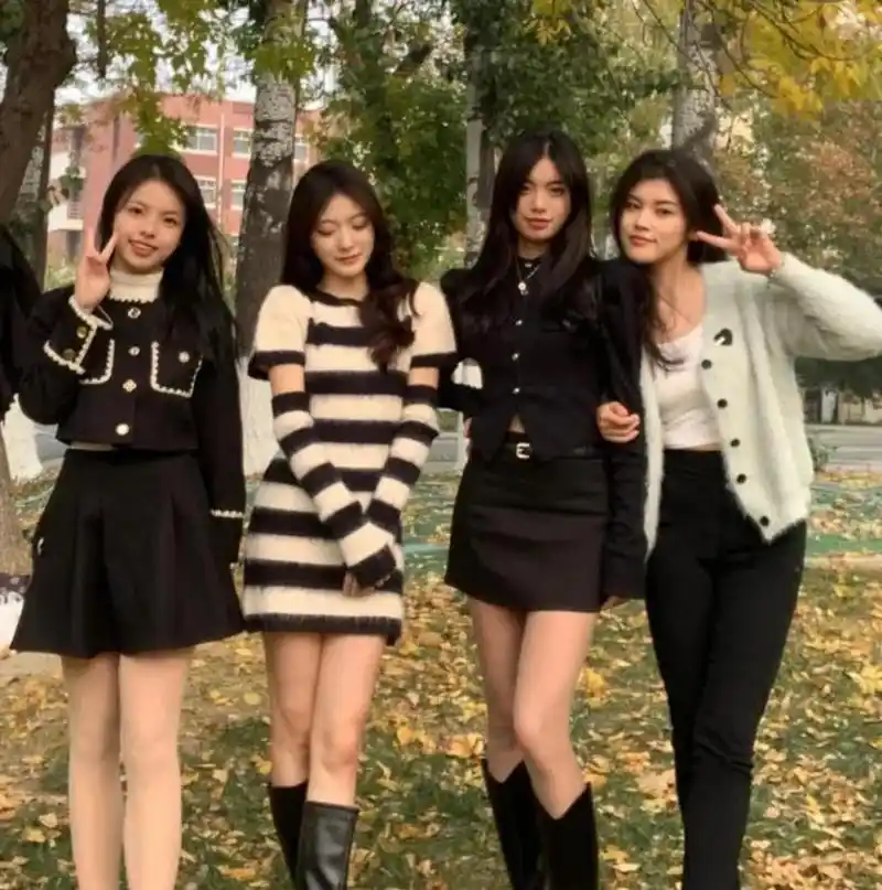 四个女生合影,那个是你最喜欢的类型?