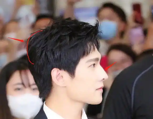 杨洋参加线下活动被粉丝拍下无美颜生图这个颜值是真实的吗