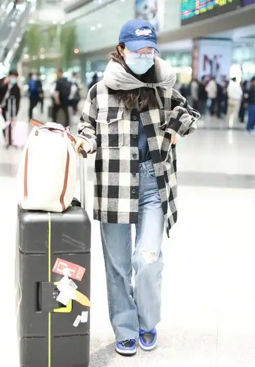 赵今麦身穿格子衬衫街拍,为你演绎经典时尚美,百看不厌倦_大衣_元素