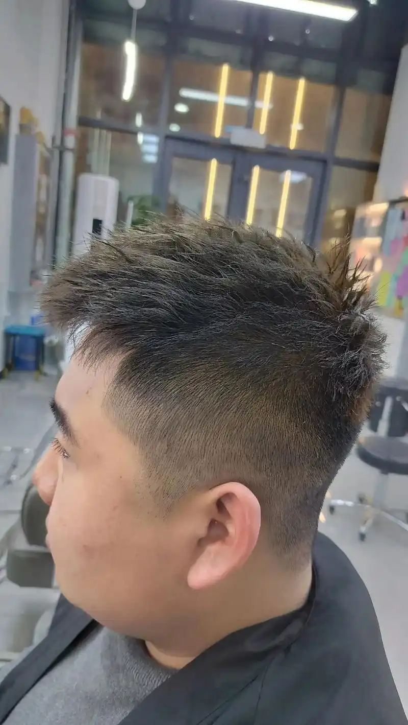 男生短发摩根烫造型 #好打理的发型 摩根前刺 青棕色 - 抖音