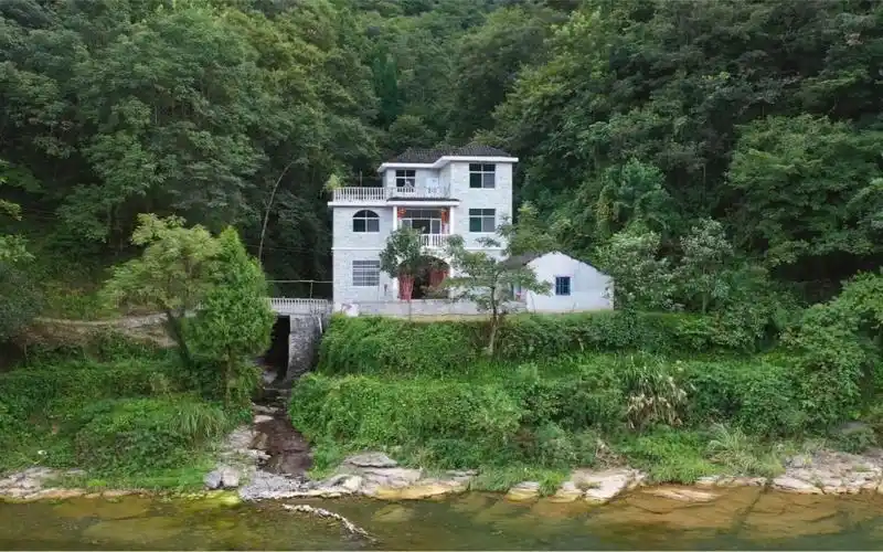 大山中发现一户人家,据说在大城市投资失败,隐居此地过着与世无争的