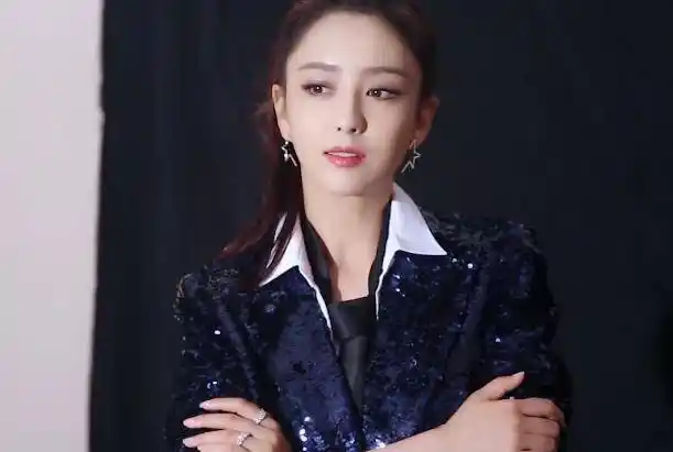 佟丽娅换发型显美10岁,高马尾 亮片装星味足,"女团脸"惊艳_长发_头发