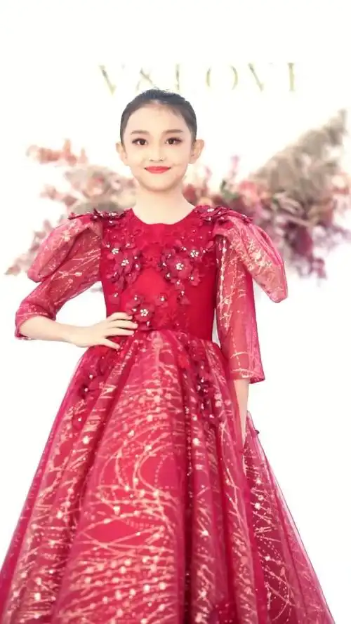 宋小睿t台走秀几步走来步伐轻快真是太漂亮了