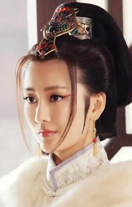 王鸥产后首次公开露面现身机场短发新造型身材臃肿难掩孕味