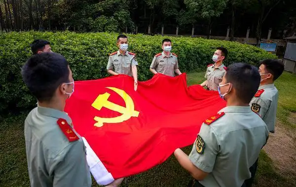 我与党旗合个影,武警党员抒发浓浓爱党情